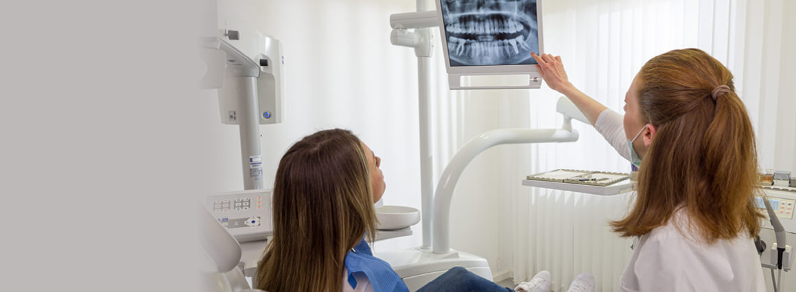 Zahnarzt zeigt Patientin Schritte der Parodontologie