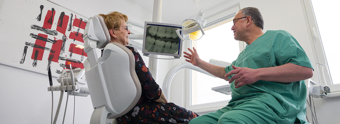 Patienten Aufklärung vor Wurzelspitzenresektion durch Zahnarzt
