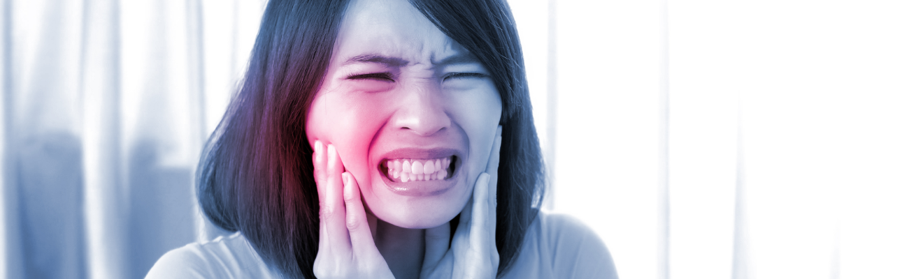 Patientin mit Schmerzen am Zahnimplantat