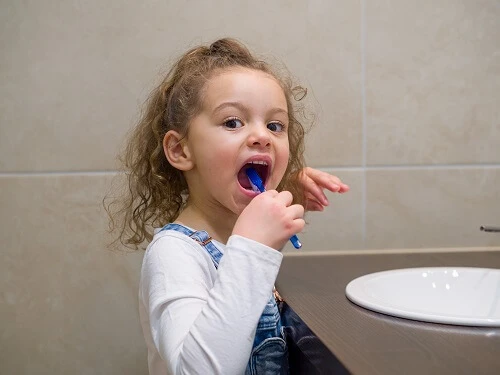 Zahnputztraining mit eigener Zahnbürste