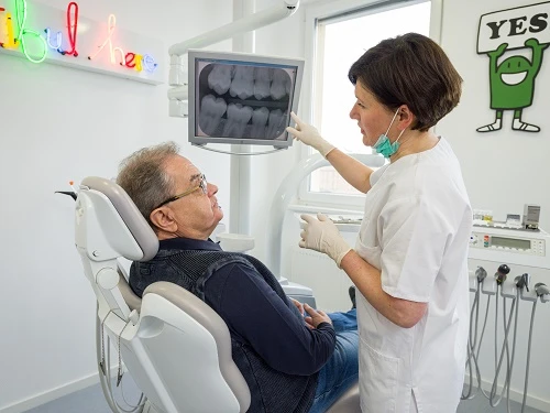 Alter Patient bei der Zahnarzt Behandlung