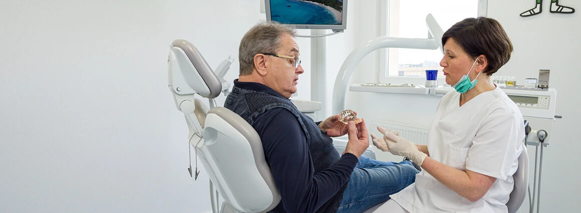Zahnarzt erklärt Schritte der Zahnsanierungen