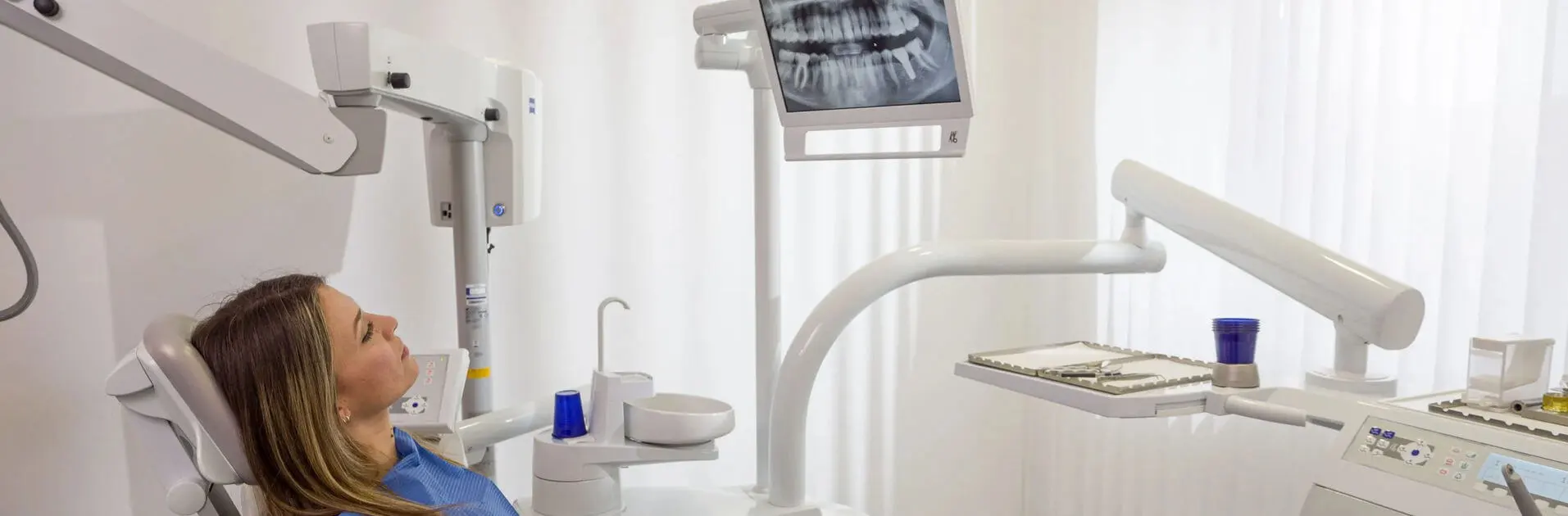 Zahnimplantat Patientin auf Behandlungsstuhl bei den Spezialisten von CenDenta in Berlin