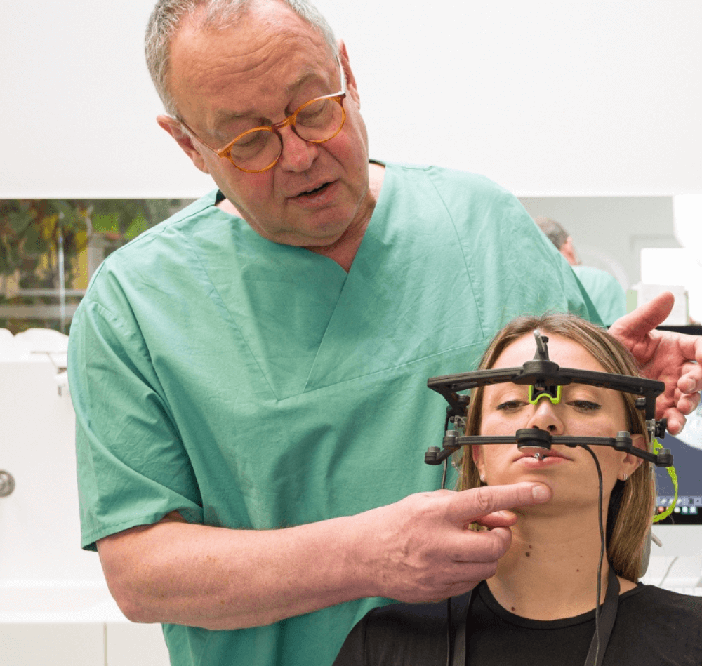 CMD-Spezialist Dr. Trump bei der Funktionsdiagnostik mit einer Patientin.