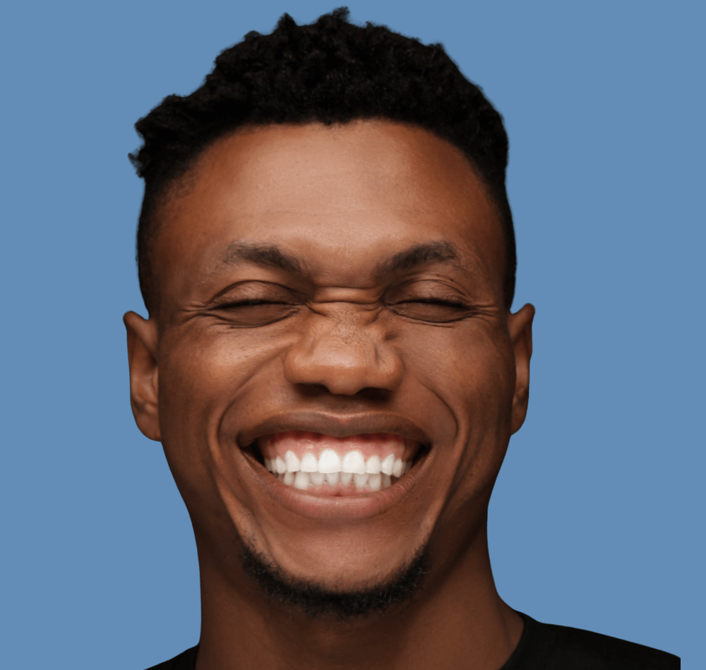 Person knirscht die Zähne.